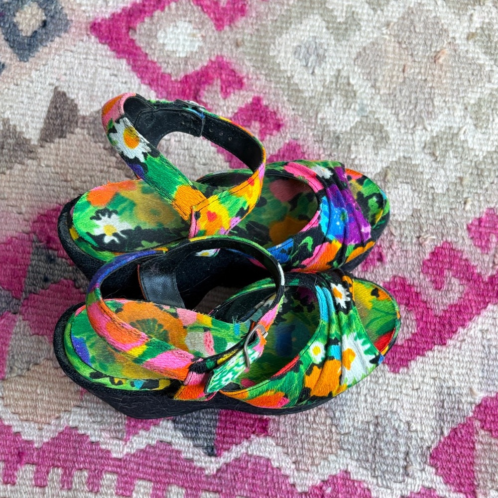 Juniors 60s Floral Multicolor platform sandals size 4?